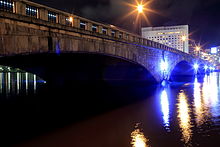 世界糖尿病デーにブルーでライトアップされた萬代橋